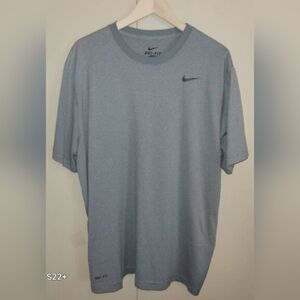 E53 Nike Men's Short Sleeve Crew Neck Athletic T-shirt in Light Gray Stripes